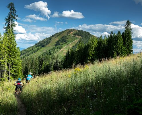 Landscape in Rossland with two mountain bikers in the scene
